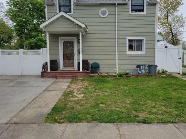 24 W Pennywood Avenue, Roosevelt, NY 11575