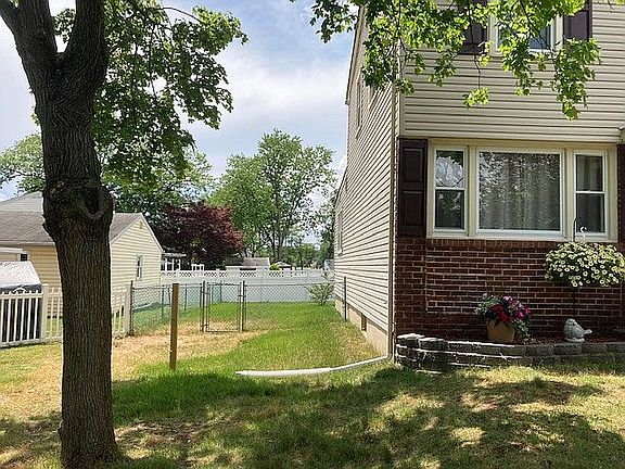 4 ft. fence on both sides 