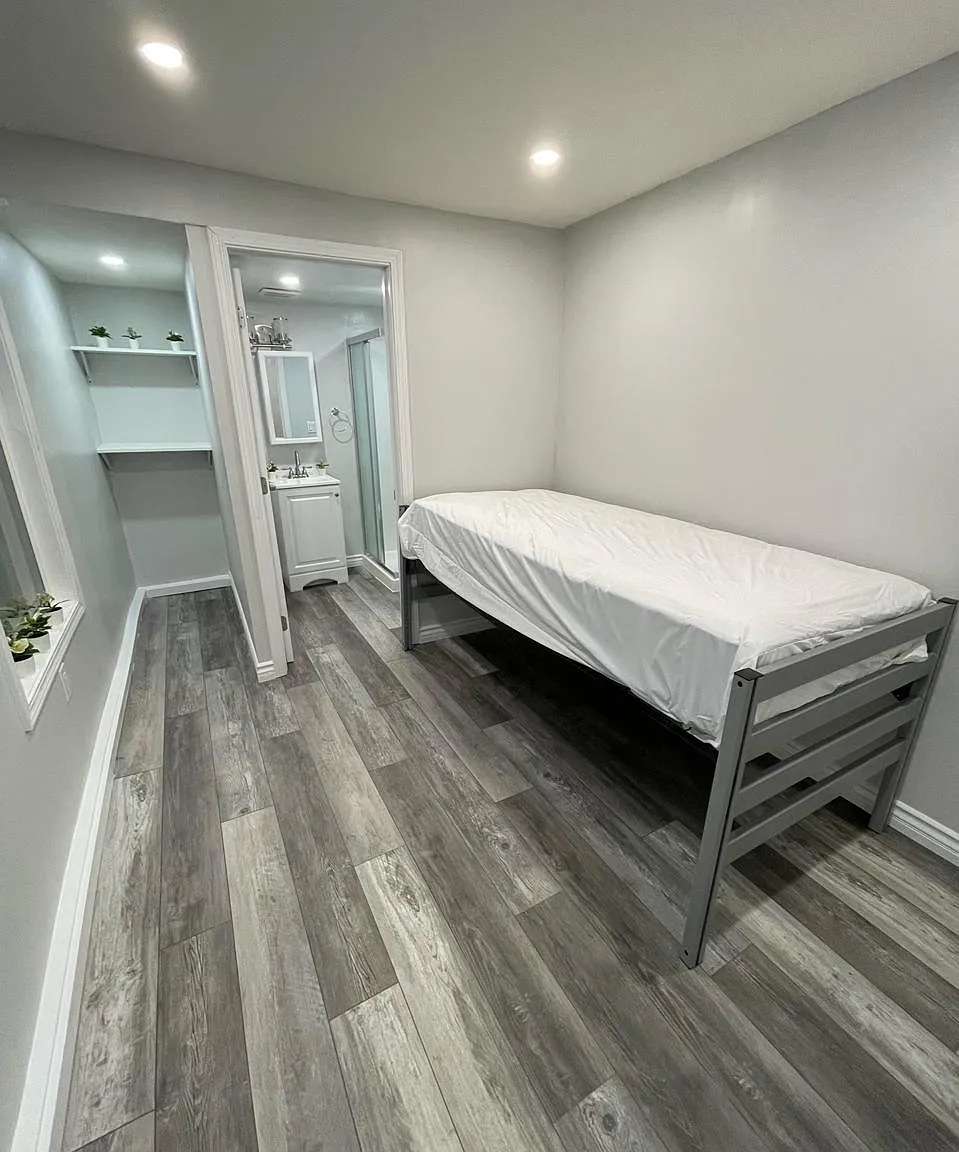 8 bed, 2200 sqft, $800 — Photo 1