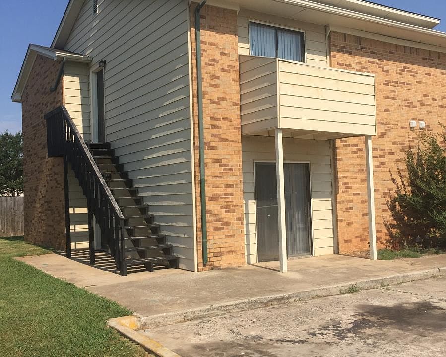1st image of 1400 Glen Oaks Ct APT 1