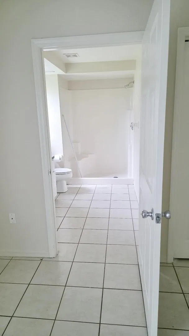 Large 2 bed 2 bath inside laundry. Pet friendly. — Photo 3