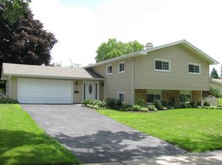 1735 Pierce Rd, Hoffman Estates, IL 60169