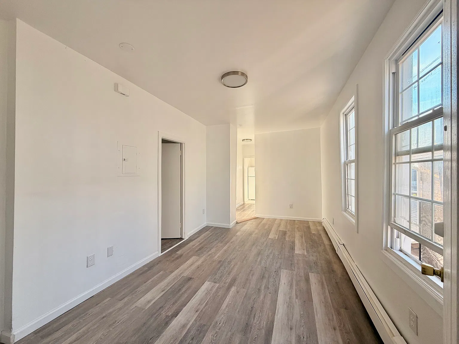 3 bed, 800 sqft, $2,200 — Photo 2