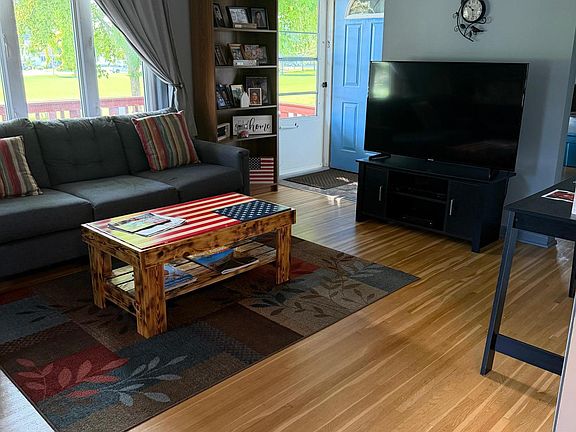 2nd image of 1418 Manor Ave