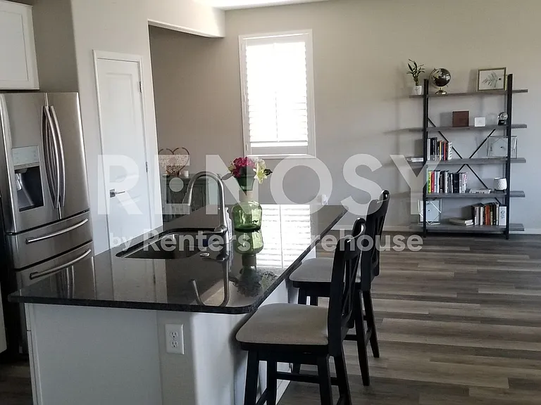 1803 E Grove St — Photo 5
