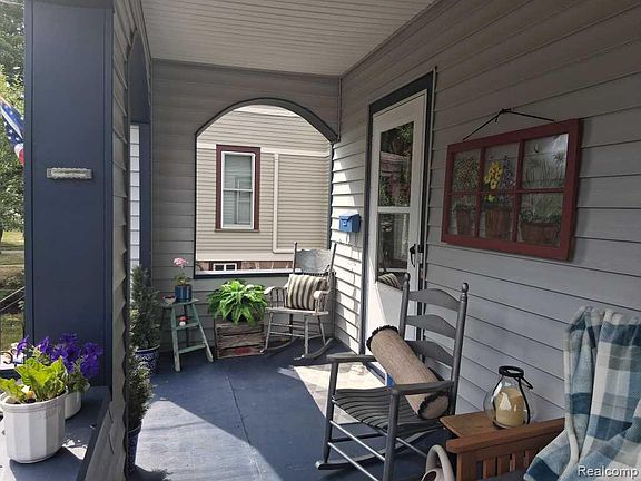 3rd image of 325 E Hewitt Ave
