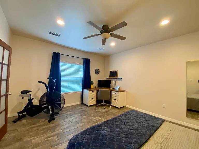 Bedroom / office