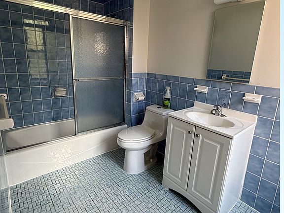 3rd image of 319 Smith St APT 2