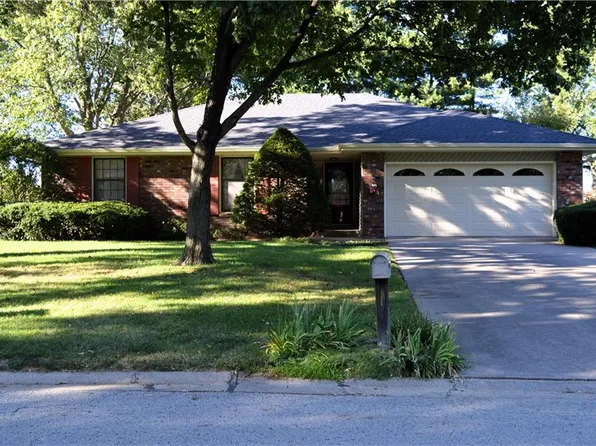 3513 Emerald Ln, Country Club, MO 64506