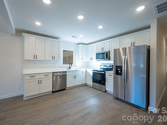 4th image of 647 E Sharpe St