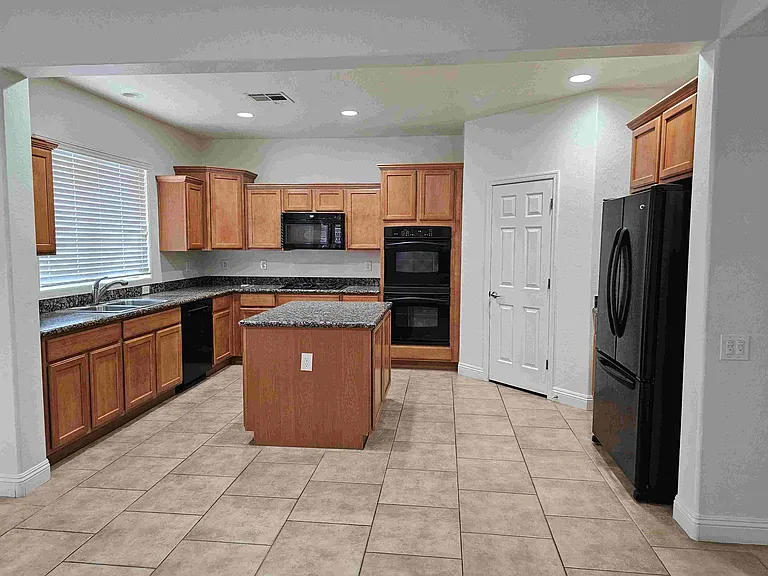 2553 Chateau Clermont St — Photo 5