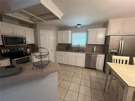 2nd image of 3742 Chantal Cir