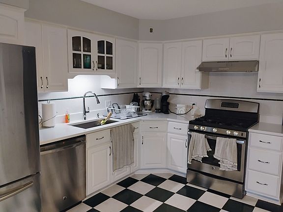 5th image of 904 S Edward St
