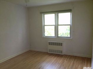 4604 189th St, Flushing, NY 11358