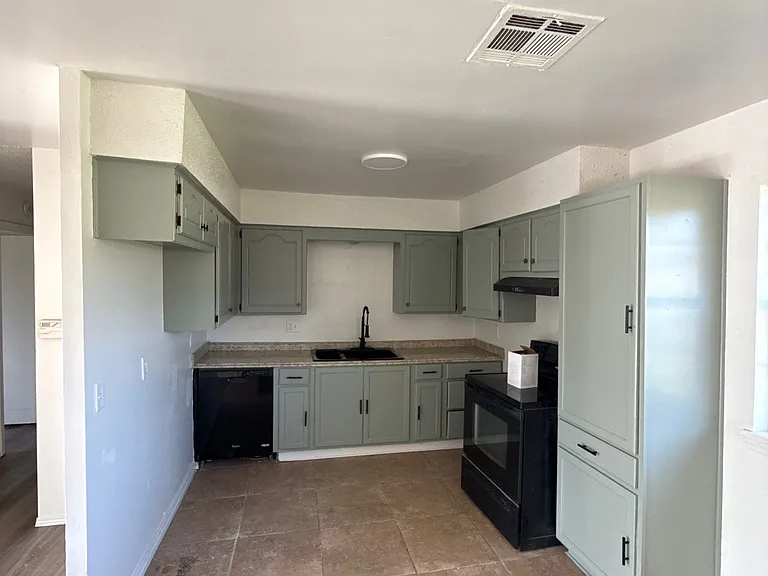 1621 N Christine Dr — Photo 2