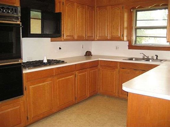 3rd image of 575 W Park St