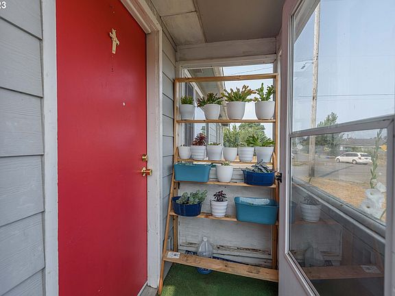 4th image of 1005 Montgomery Ave