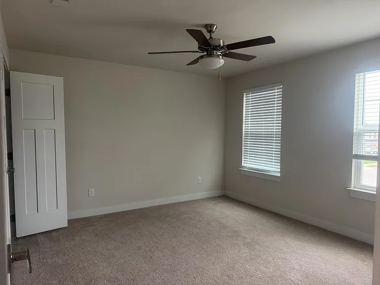 300 Finnegan Ct — Photo 37