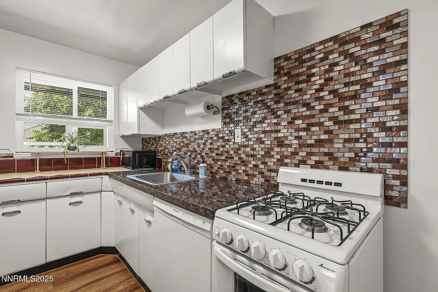 1 bed, 650 sqft, $1,300 — Photo 3