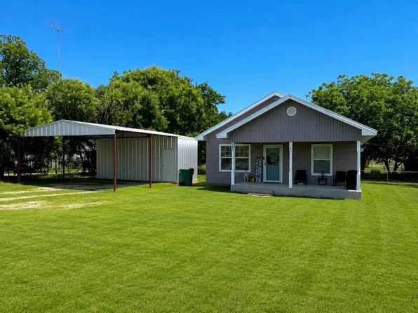 180 Trail Dr, Bowie, TX 76230