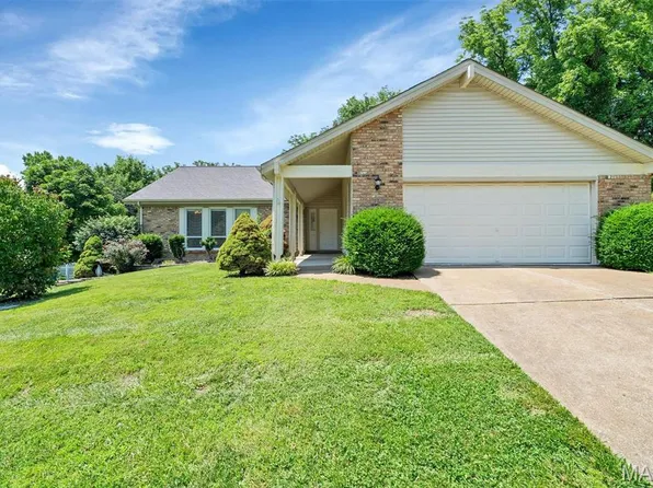 1349 Dutch Mill Dr, Ballwin, MO 63011