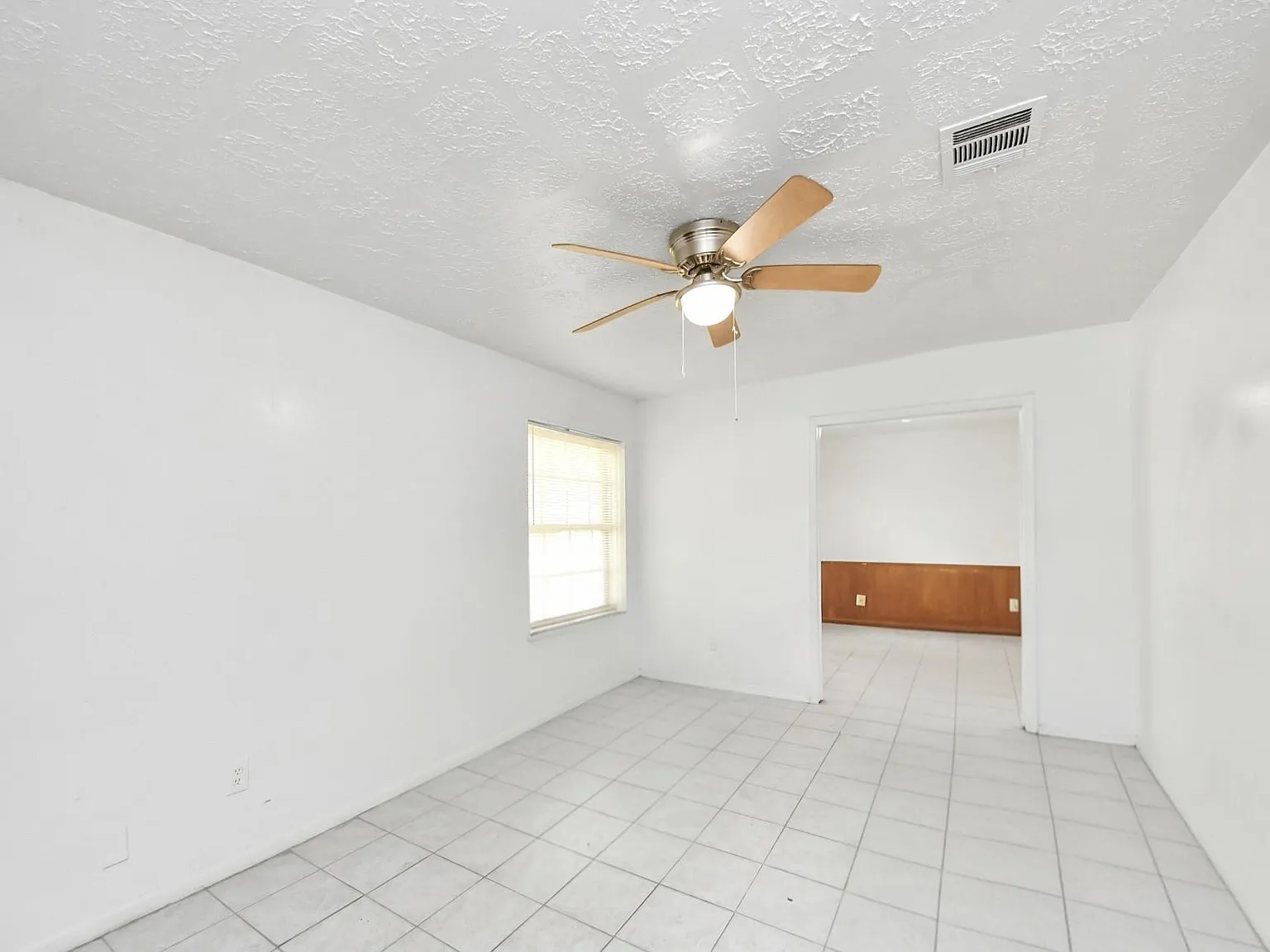 4 bed, 2.0 bath, 2258 sqft, $1,800 — Photo 3