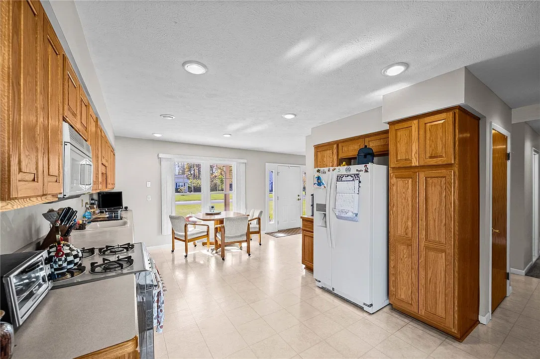 3 bed, 2.0 bath, 1560 sqft, $2,950 — Photo 3