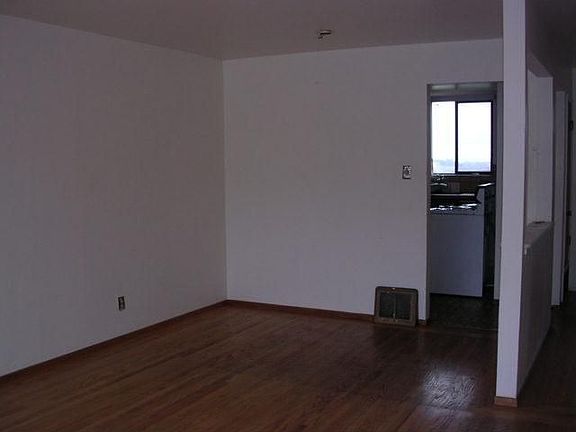 3rd image of 450 Niantic Ave