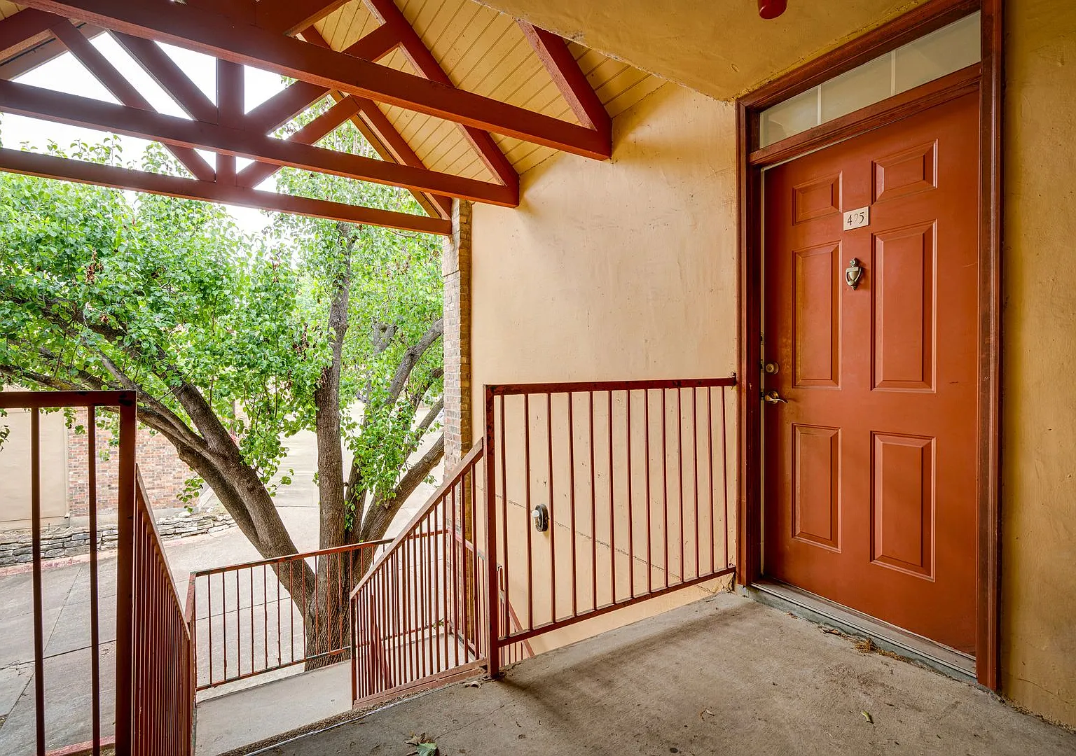 Spacious 1BR / 1BA with private garage — Photo 2