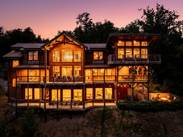 2470 Hackberry Dr, Sevierville, TN 37862