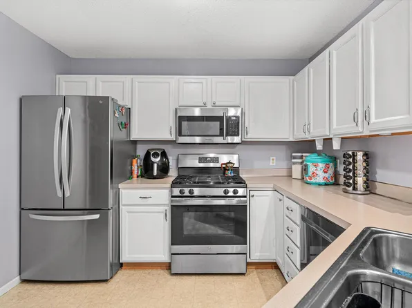 11863 River Hills Dr, Burnsville, MN 55337