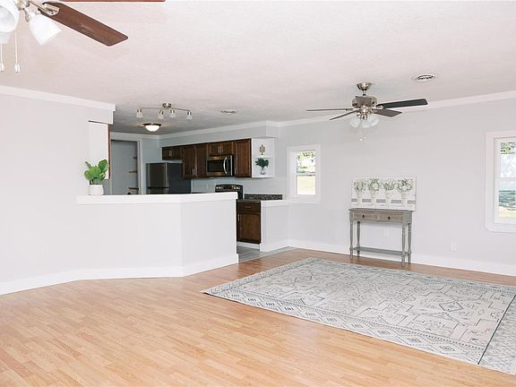 3rd image of 405 Memorial Dr