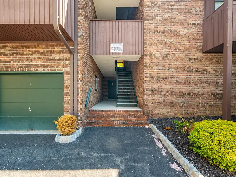 138 Indian Hollow Ct — Photo 32