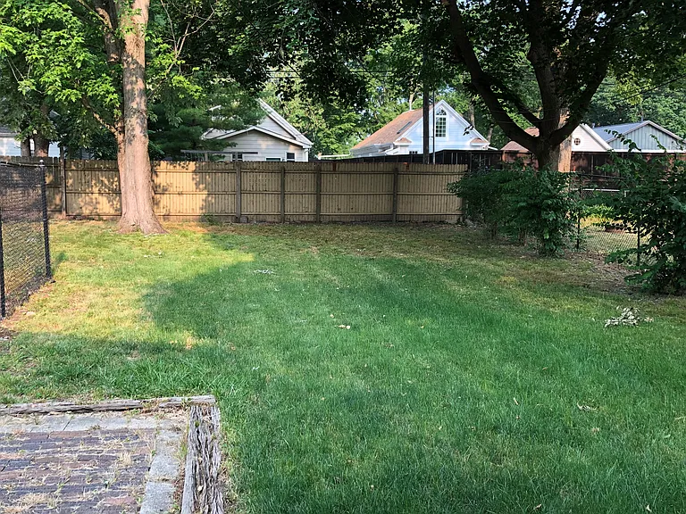 207 S Poplar St — Photo 12