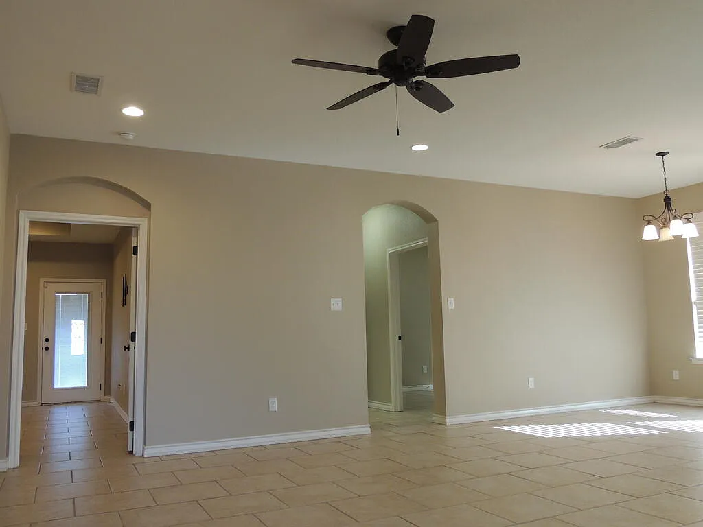 3 bed, 2.0 bath, 1565 sqft, $2,400 — Photo 3