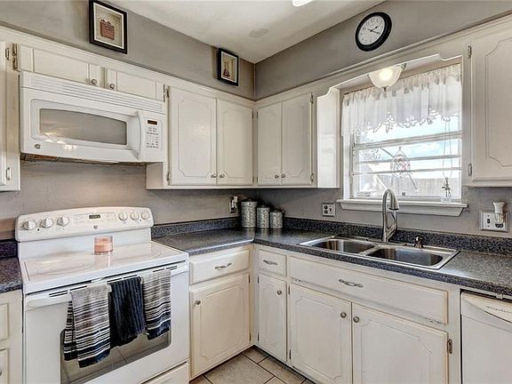 5th image of 206 S Silver Dr