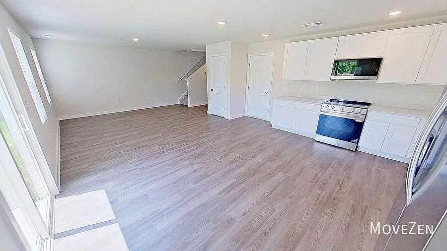 161 Davis Dr Spartanburg, SC 29303 Modern and Upgraded House with a Yard — Photo 3