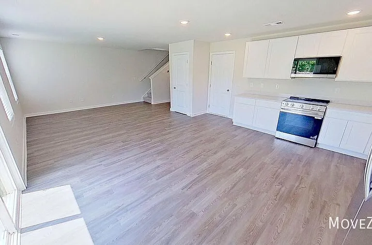 161 Davis Dr — Photo 3