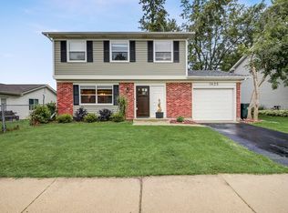 1425 Westbury Dr, Hoffman Estates, IL 60192