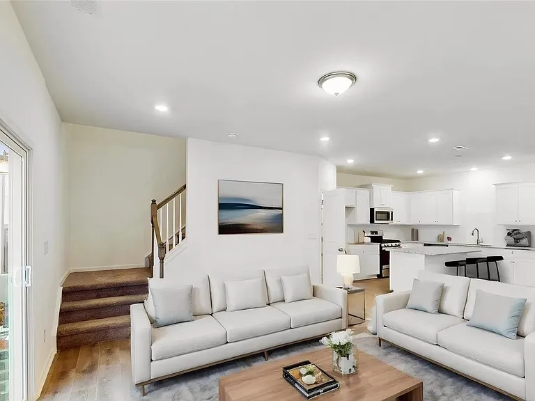 2833 Aubrey St — Photo 4
