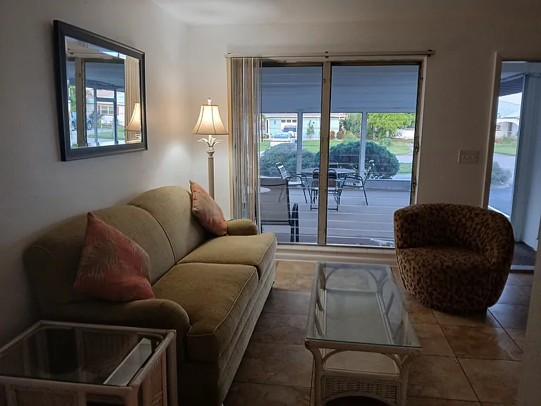 4020 SE 11th Pl — Photo 3