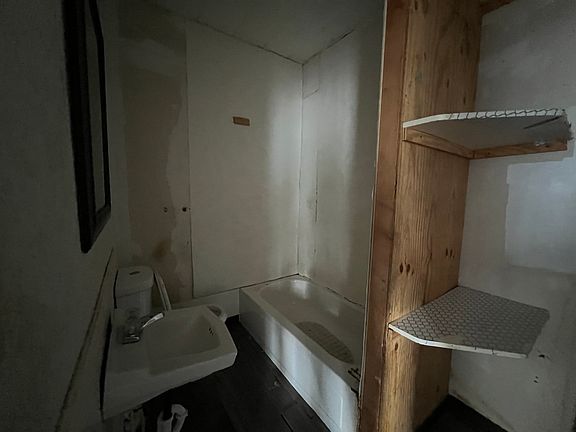 4th image of 404 E Main St