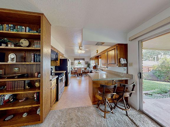 4th image of 1701 Bellehaven Ct NE