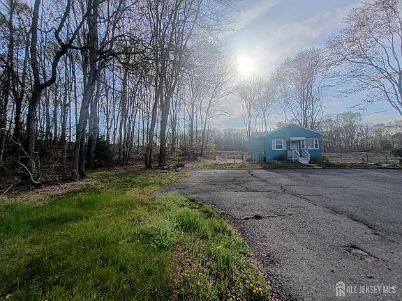 4th image of 90 Springhill Rd