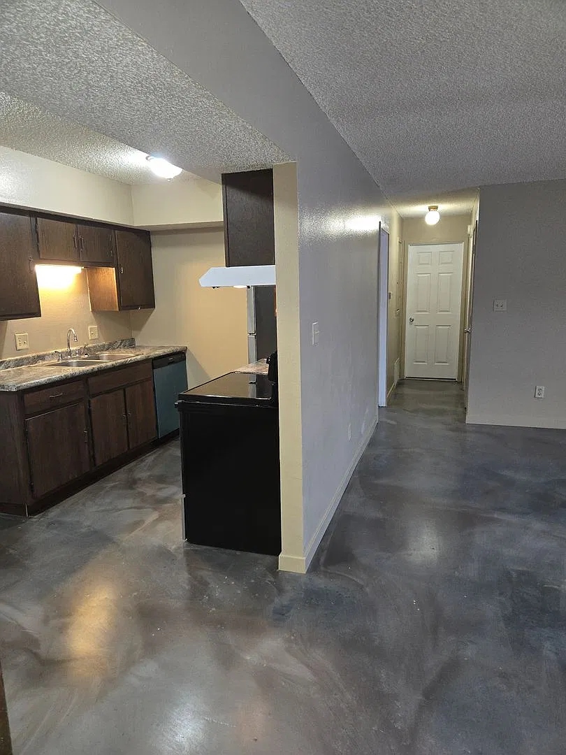 1118 Tiffany Pl — Photo 2