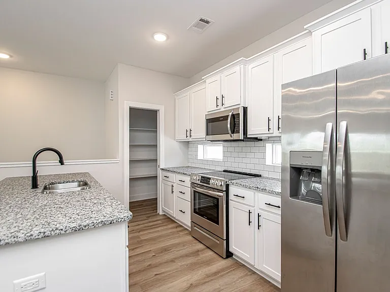 1220 W 4th St — Photo 16