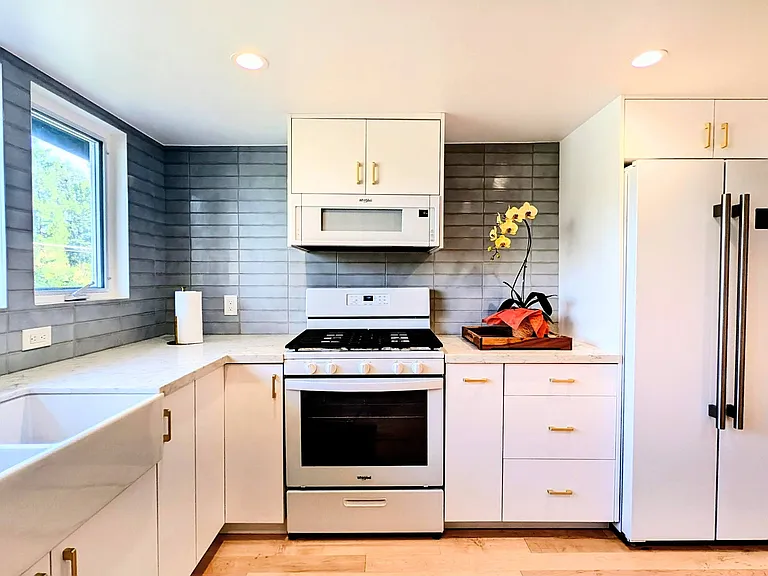 2338 Riverside Dr — Photo 4