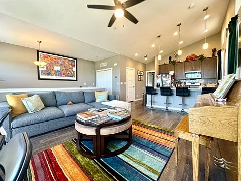 2 bed, 1302 sqft, $2,246 — Photo 4