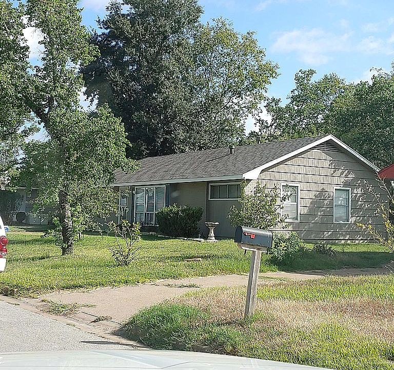 2nd image of 4001 Tanglewood Dr