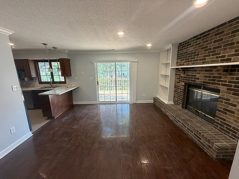 401 Dustin Dr — Photo 5